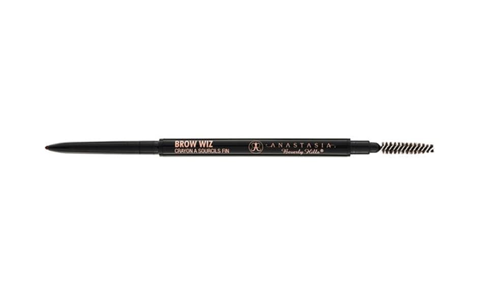 2. BROW WIZ SKINNY BROW PENCIL, Anastasia Beverly Hills, 
<a href="http://www.sephora.com/brow-wiz-P202633">Sephora</a>, $21 dólares | Este es de los mejores productos que existen para rellenar. De manera precisa creas los trazos que te hagan falta para que tu ceja se vea más abundante. Sus pigmentos son de larga duración y fijan a la perfección. Otra ventaja es que hay 11 tonos disponibles, seguro encuentras el que te queda mejor.
<br>
