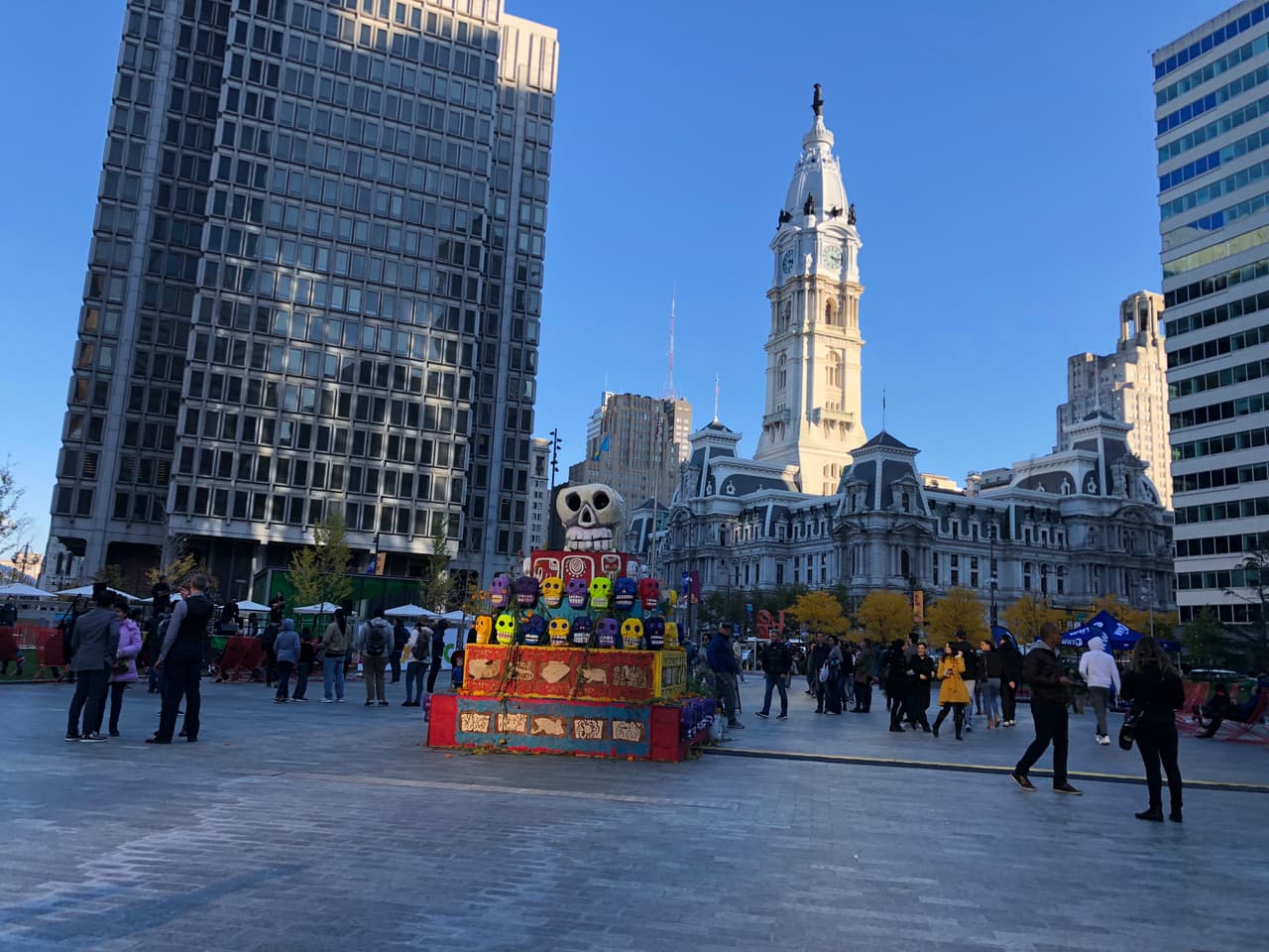 El Altar de los Muertos estará en exhibición hasta el 10 de noviembre. Consulmex Filadelfia, Mexican Cultural Center Philadelphia y LOVE PARK, llevaron a cabo el Festival del Día de los Muertos. Entre bailes folclóricos, sones jarochos, música de mariachi y manualidades para niños y niñas, decenas de personas se dieron cita para honrar la tradición.