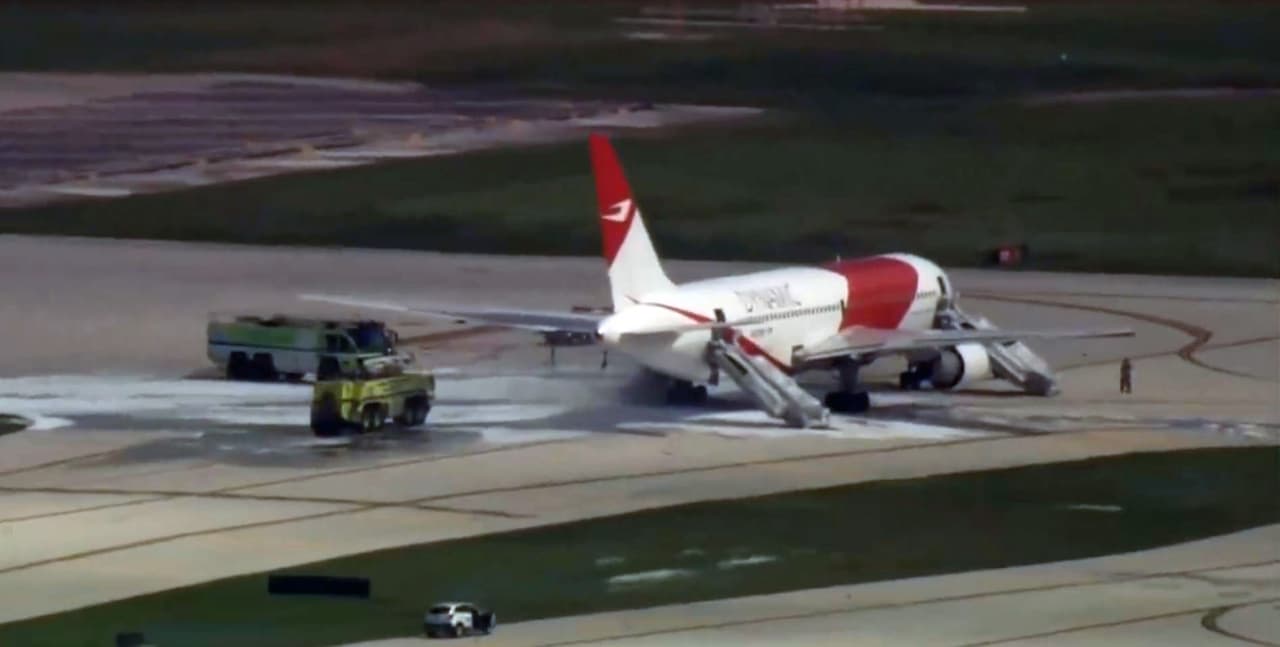 Los bomberos lograron controlar el fuego con agua y espuma.