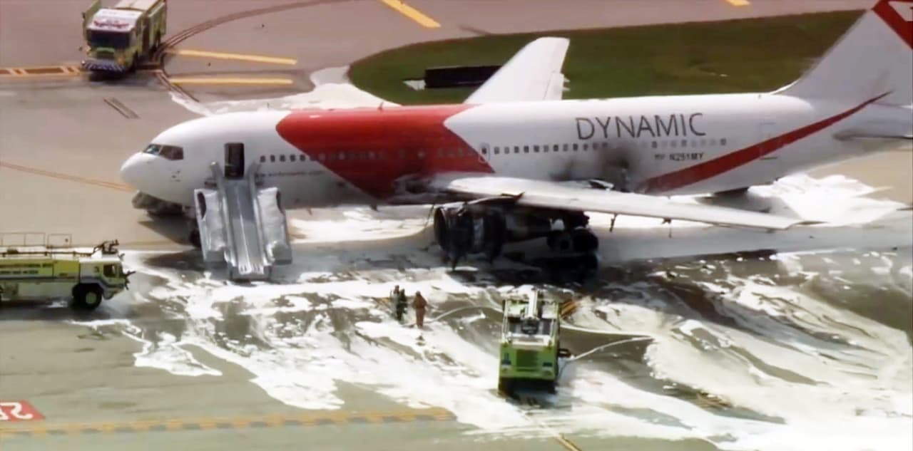 Un comunicado del Administración Federal de Aviación (FAA) de EEUU confirmó que el avión se incendió a las 12.45 pm (16.45 GMT).