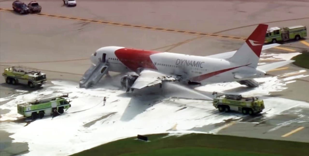 Toma del avión incendiado en la autopista del aeropuerto de Ft. Lauderdale.