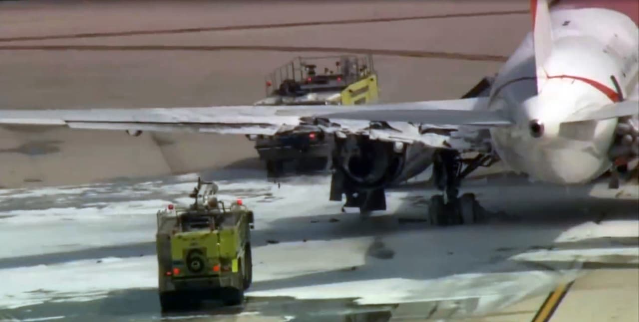 Los cuerpos de emergencia en la pista para auxiliar al avión.