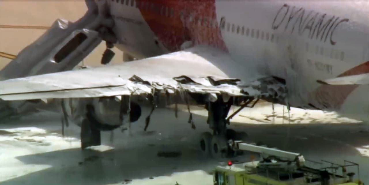 El incendio se concentró en el motor de su ala izquierda, que sufrió visibles daños.