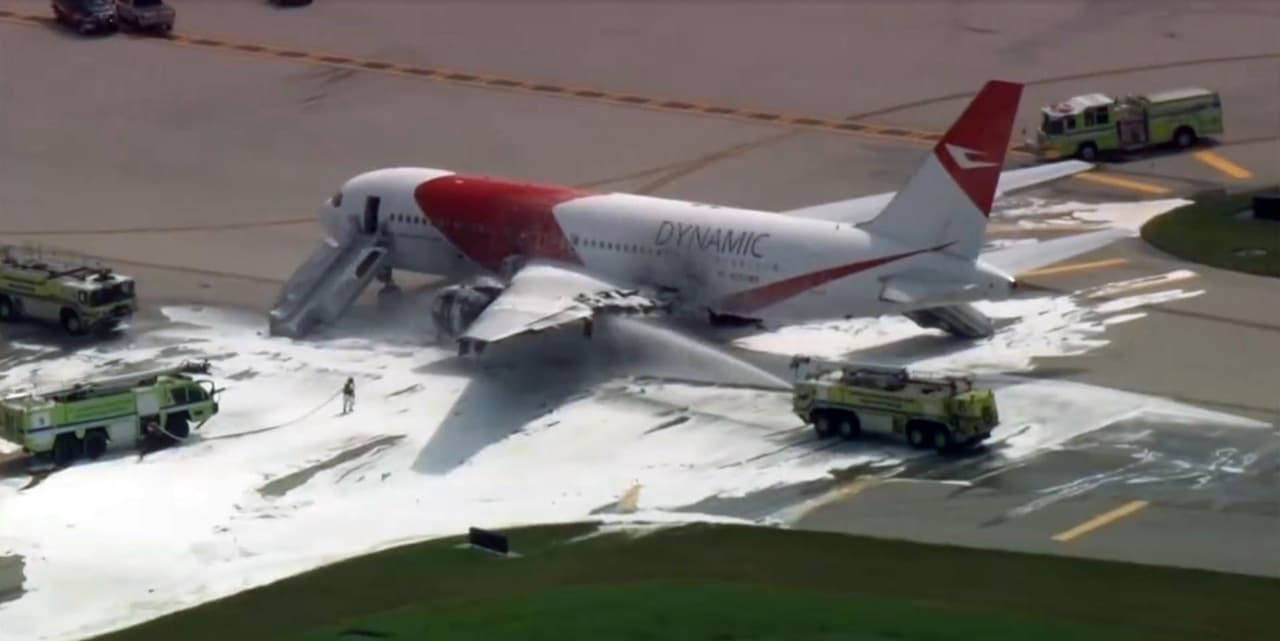 Miembros del cuerpo de bomberos local lograron extinguir el fuego de la aeronave, que se concentró en el motor de su ala izquierda.