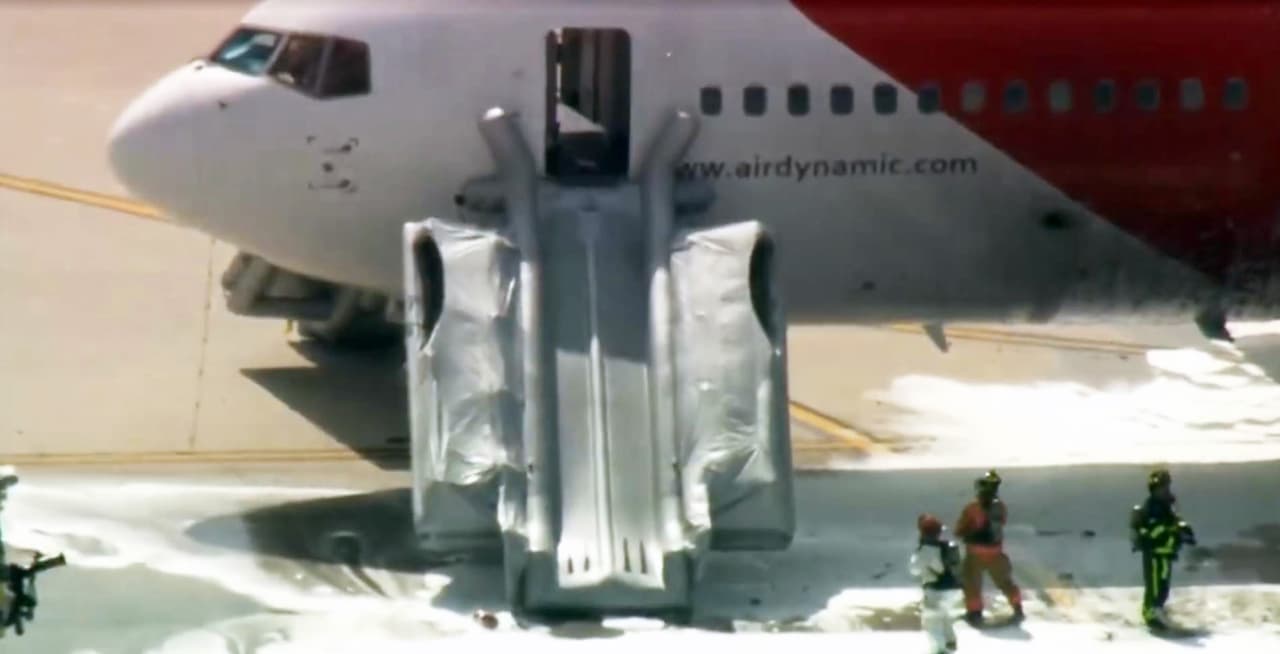 Una rampa de emergencia ayudó a los pasajeros a salir. Según las fuentes, iban a bordo 101 personas. Siete resultaron heridos.