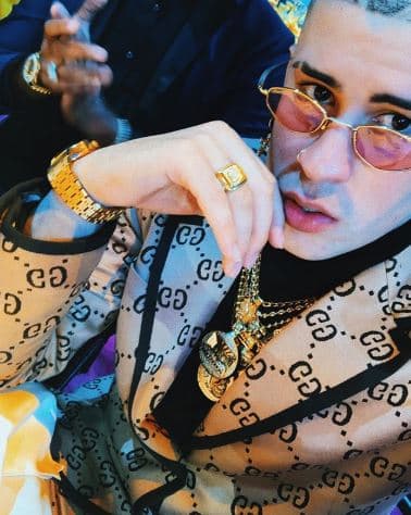 "[...] Y le confieso, que al igual que usted, me duele en el alma cada escuela que cierran. En mi barrio nada más han cerrado tres escuelas (¡vitales!), una de ellas mi primera escuelita, donde aprendí a leer todo lo que escribo hoy; siendo esa una de las razones por la cual no le he dado ni le daré una contestación al gobernador sobre mi tercera función. Mi dignidad como boricua no me lo permite, sabiendo que hay asuntos como estos que son mucho más importantes que un tercer concierto mío [...]", aseguró Bad Bunny.