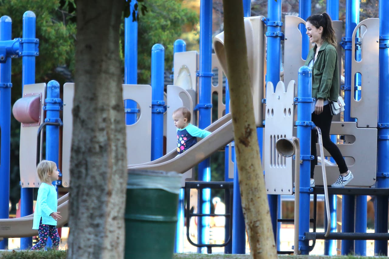 Rachel estaba encantada viendo a su hija divirtiéndose.