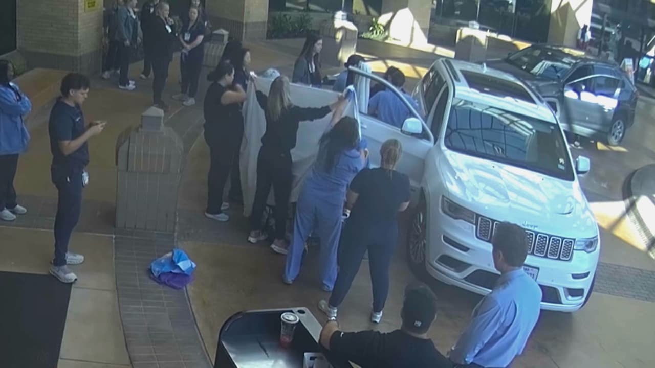 En tan solo minutos, la entrada del Methodist Dallas Medical Center se convirtió prácticamente en un quirófano, mientras personal médico y administrativo apoyaba en el parto.