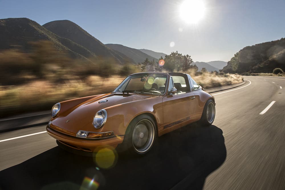 Singer es una casa especializada en la restauración y modificación de Porsche 911 clásicos enfriados por aire desde 2009 y aunque sus hermosas restauraciones son idolatradas entre los amantes del Porsche clásico no mucha gente fuera de ese ámbito la conoce, hasta ahora.
<br>
<br>Este impactante 911 Targa fue finalizado para un cliente en Luxenbrurgo.