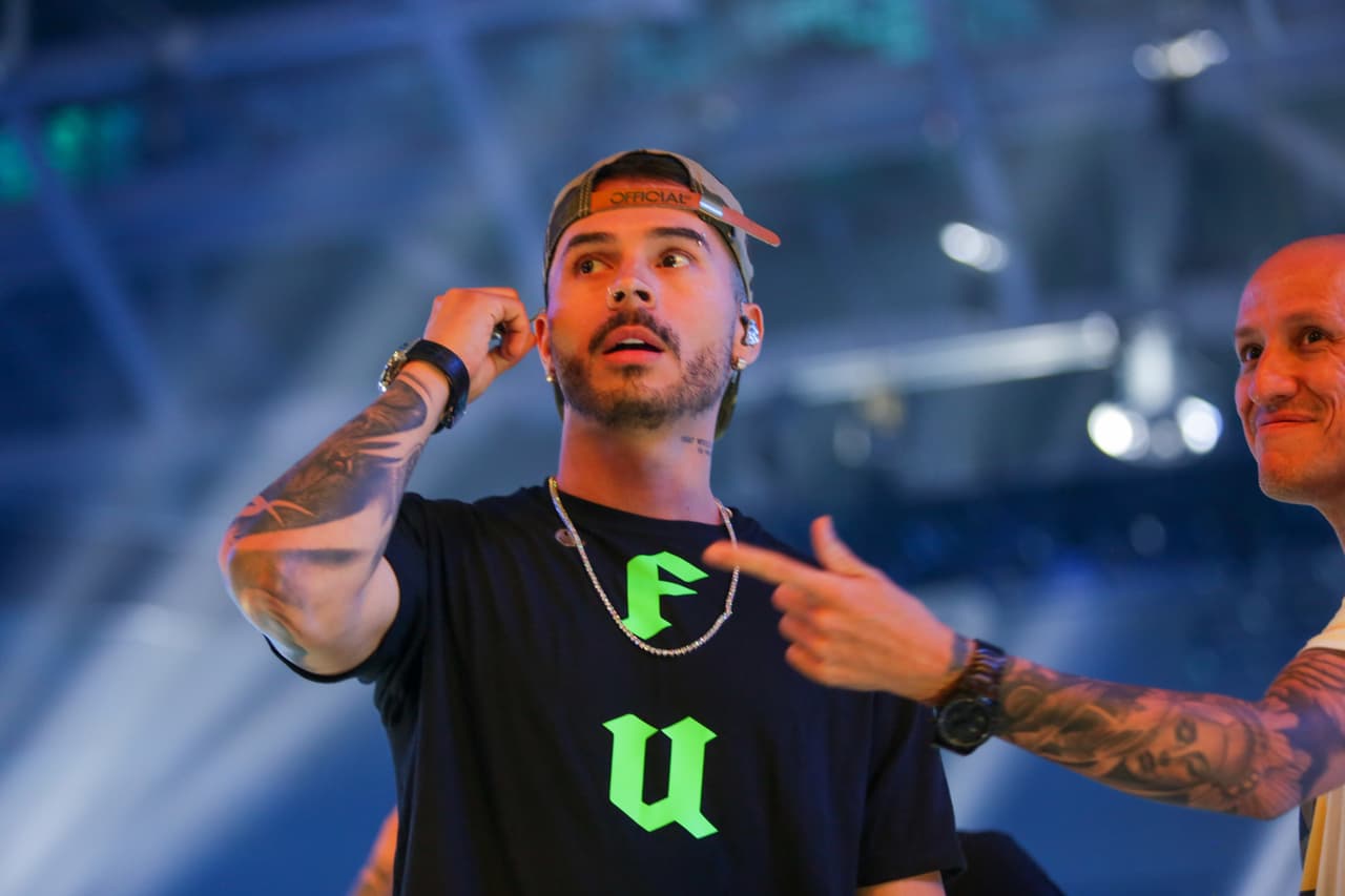 Incluyó una gorra como parte de su look.