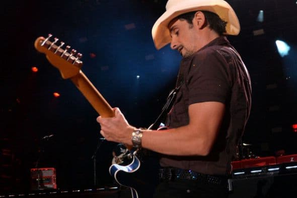 11. Brad Paisley; 516,110 dólares; 33.98 dólares.