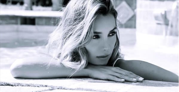 La actriz luce cada día más guapa y en su mirada existe un resplandor diferente.