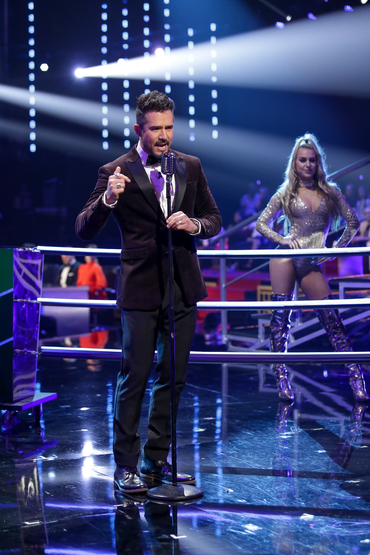 El actor José Ron, presentó en un cuadrilátero de box el último número de baile de la octava temporada a cargo de Kiara Liz y Sofía Castro.