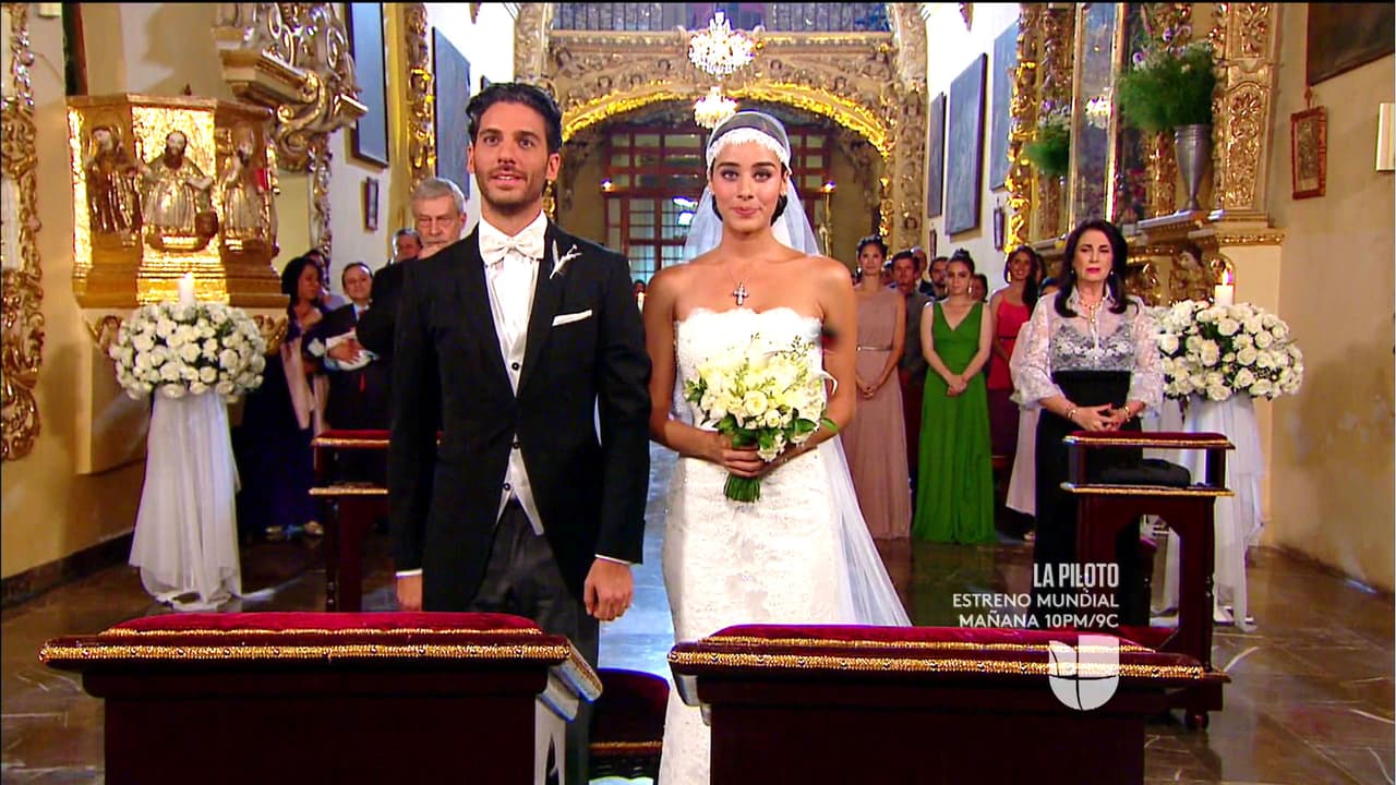 Al estar frente al altar, no podían ocultar su felicidad.