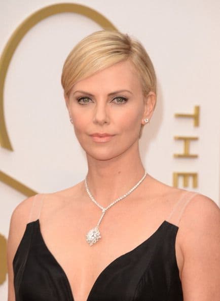 Es un corte tan versátil que te permite lucir adecuada para todo tipo de ocasión. Charlize Theron opta por un 'look' relamido para ocasiones formales en donde hay que lucir más que sofisticada.
