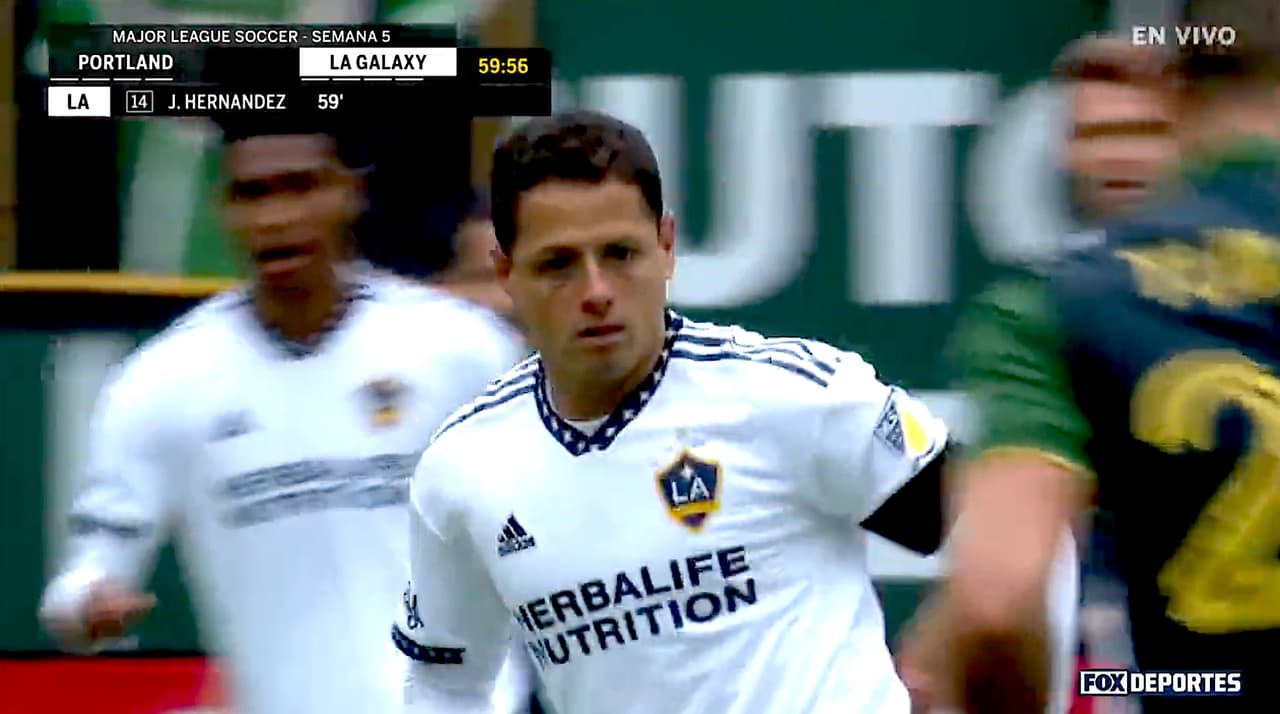 ¡Golazo y doblete! Chicharito vence al portero con bello disparo