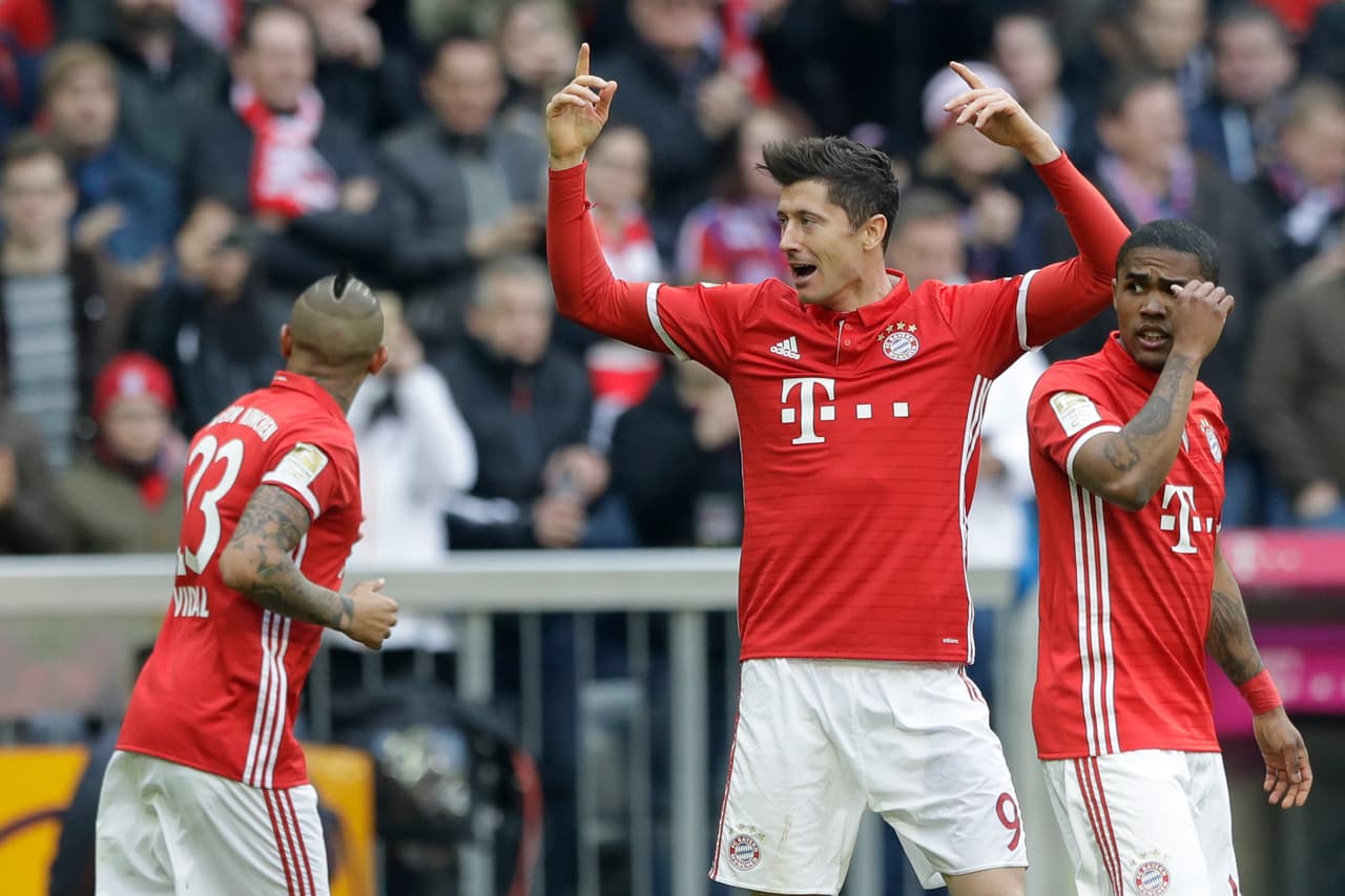 Para Lewandowski, que se reportó con doblete, anotaba su gol número 20 en esta edición de la liga de Alemania.