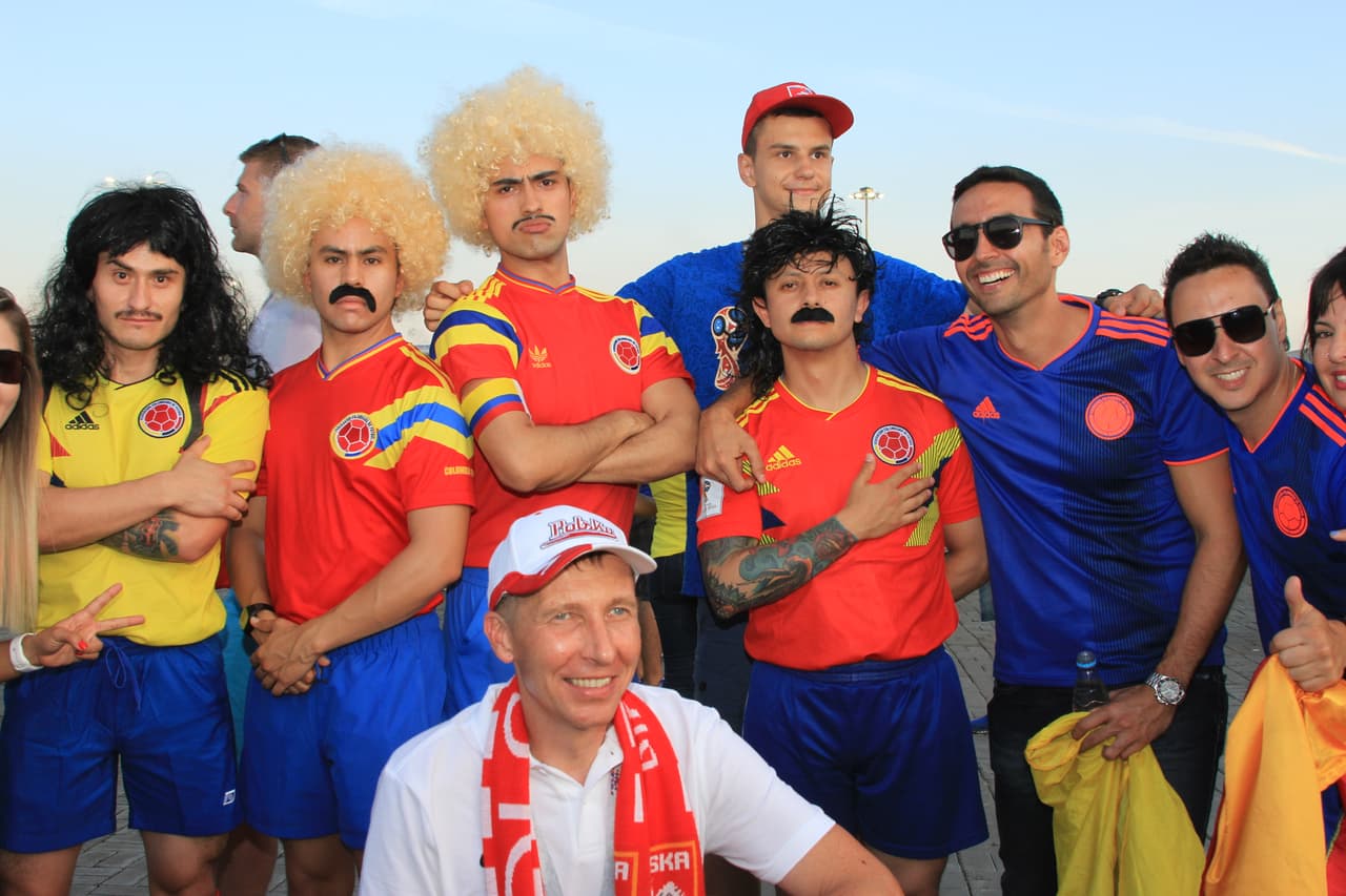 Los aficionados 'vinitage' no faltaron, aquí con la camiseta de Colombia del Mundial de Italia 1990, pelucas del 'Pibe' Valderrama y René Higuita, con bigote incluido.