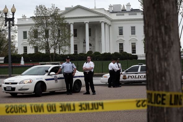 La seguridad en torno a la Casa Blanca y el nivel de alerta en la ciudad de Washington, DC, ha aumentado tras las dos explosiones ocurridas en la línea de meta al término de la maratón de Boston.