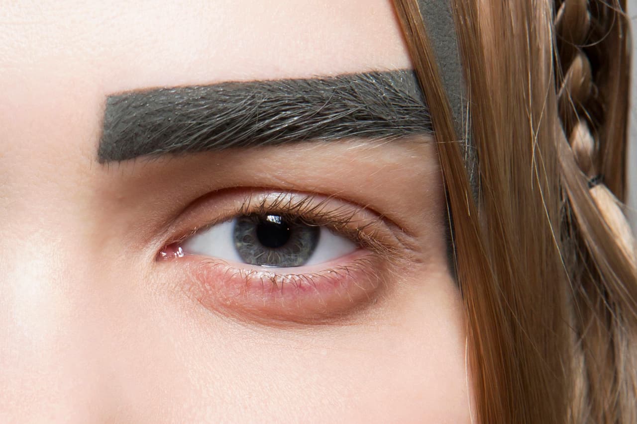 <b>Crear un maquillaje de cejas cuadrado</b>
<br>“Debes 
<b>empezar a maquillar la ceja en la parte del arco, luego sigues con la ‘colita’ y finalizas con la parte interior; de esta forma creas un efecto muy natural, con el balance perfecto.</b> Si empiezas por la parte interior, es muy probable que hagas un maquillaje muy cuadrado y pesado”, apunta el experto en cejas Steven García. 
<br>