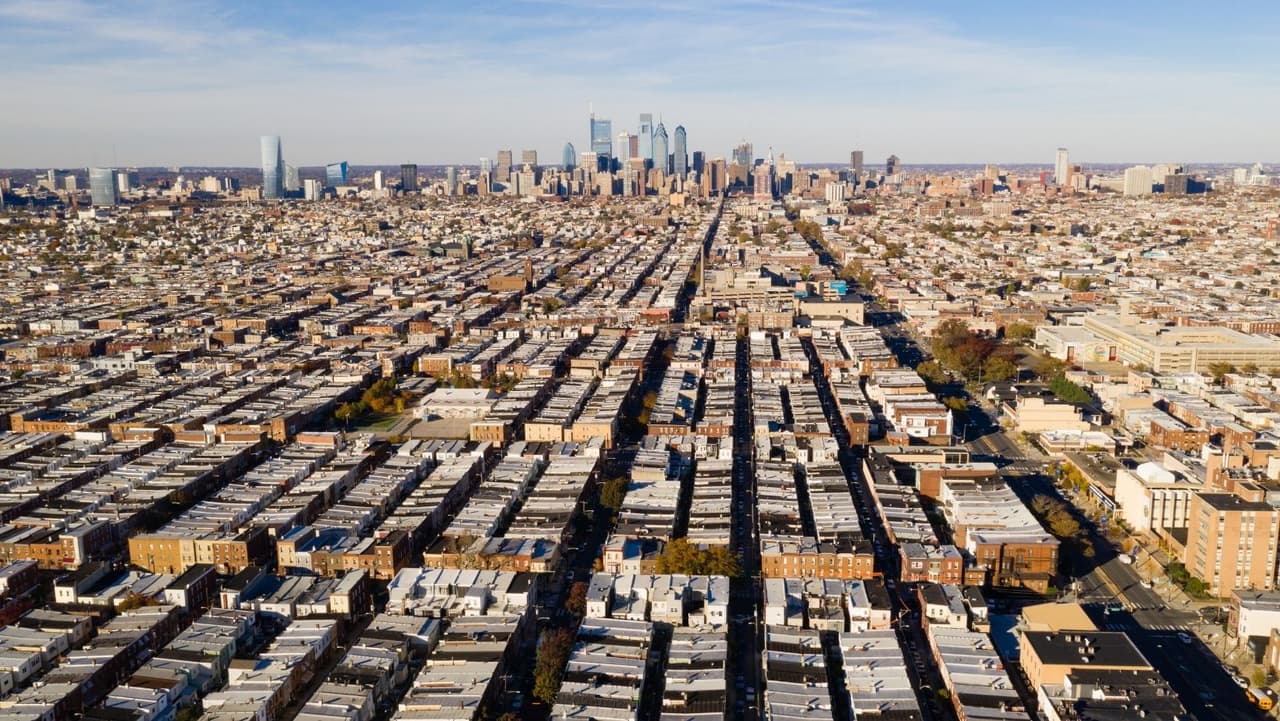 Sus conversaciones con PA 211 son confidenciales y no tiene que proporcionar su nombre u otra información personal. Puede solicitar servicios en más de 180 idiomas. 🌐 
<a href="https://www.pa211.org/get-help/housing-shelter/" target="_blank">pa211.org/get-help/housing-shelter</a> 📞 211 💬 Mensajes (Código postal) al 898-211.