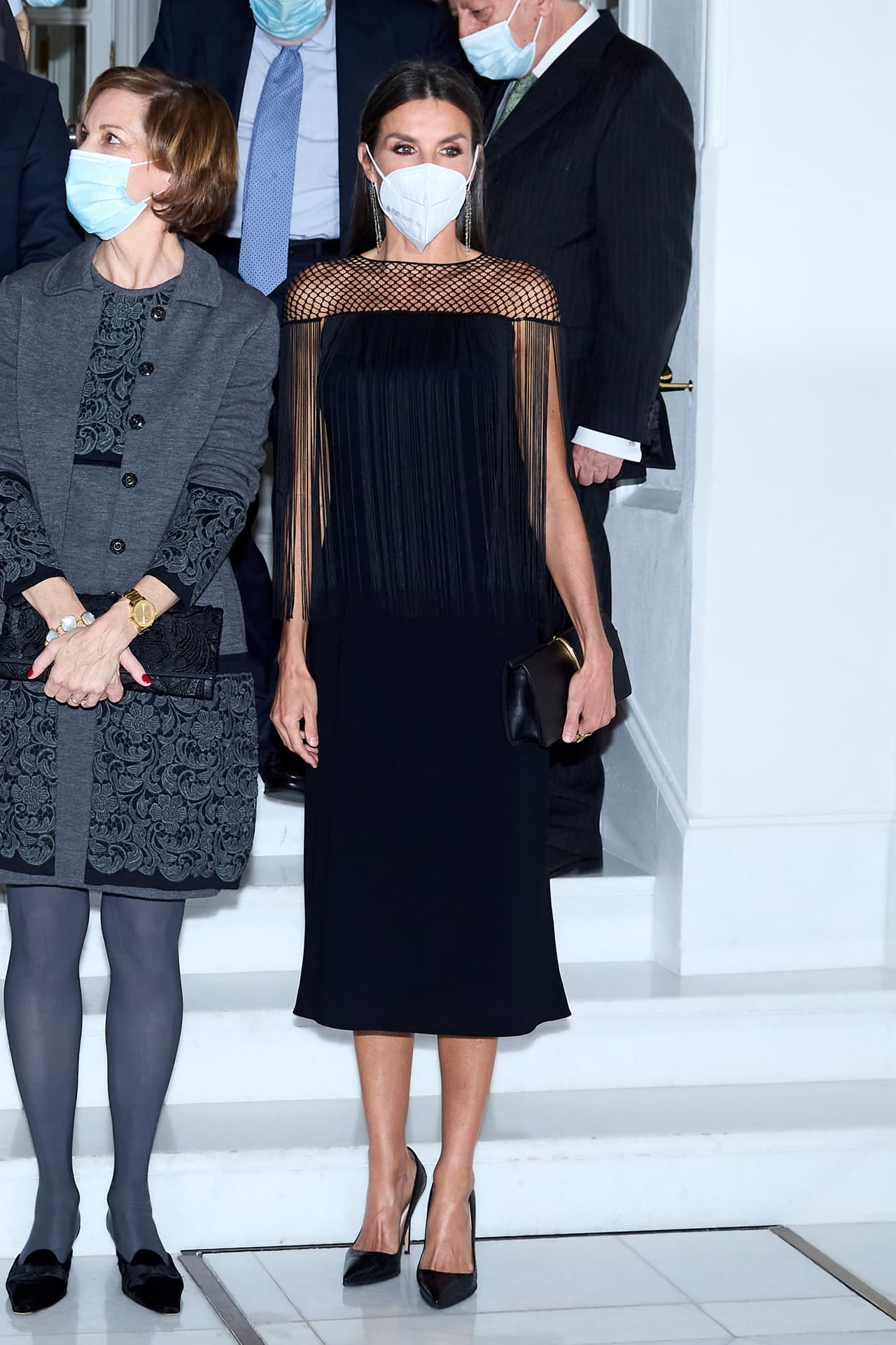 <b>La reina Letizia </b>estrenó en diciembre del 2019 un vestido negro de Hugo Boss, con flecos a la altura de los hombros. La siguiente ocasión en la que se le vio con esta prenda fue en octubre del 2021.
