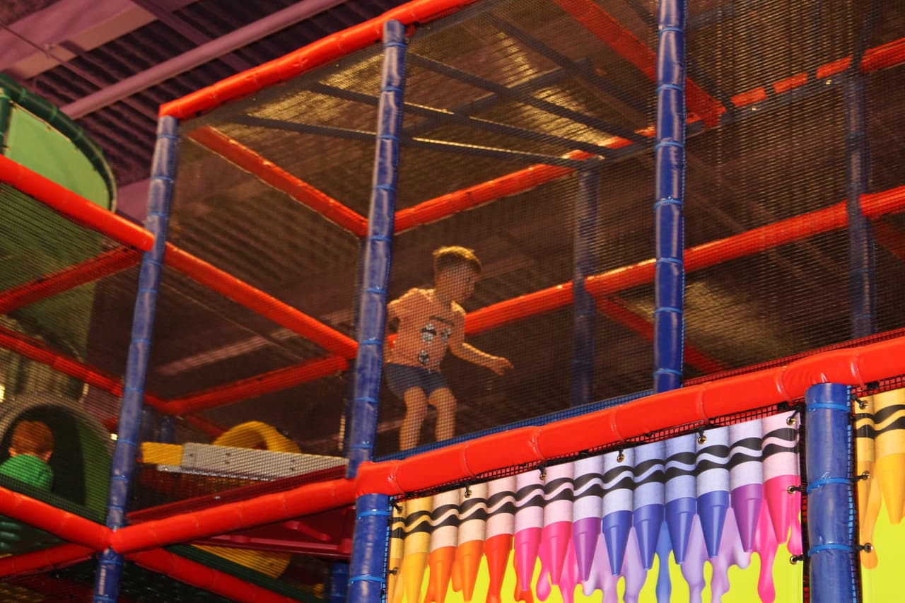 El área tiene dos instalaciones con rampas y toboganes.