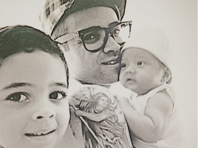 Aunque Nacho tiene mucho trabajo, siempre trata de estar tan cerca de sus hijos como psea posible.