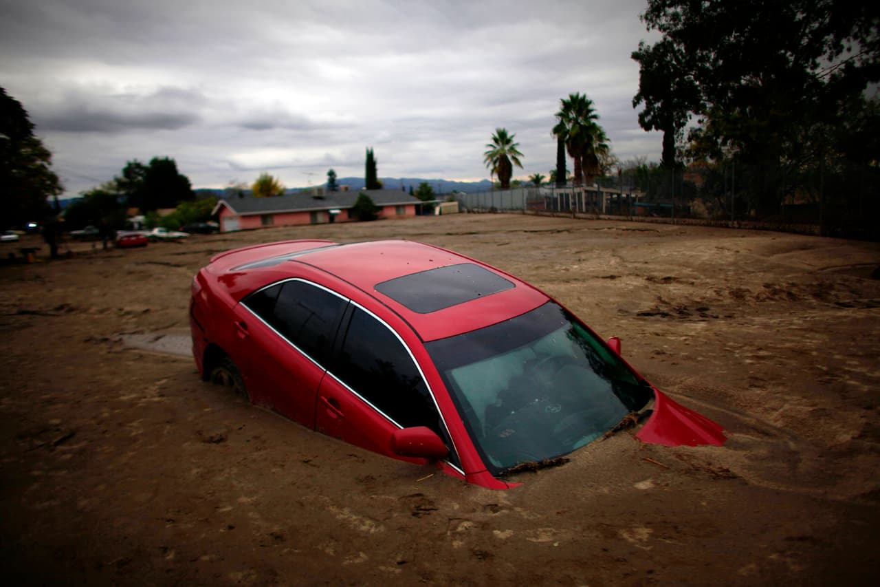 Los vecinos de Highland (California) no olvidarán la Navidad de 2010, una fecha que pasaron retirando lodo y tratando de rescatar sus bienes entre los destrozos dejados por las inundaciones.