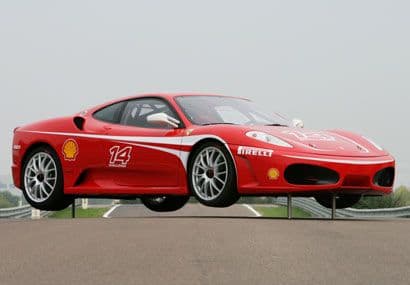 Este auto tiene un gato hidráulico incluido para hacer el cambio de llantas lo más rápido posible.