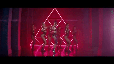 El clip, producido por Daniel Dura, fue filmado en Los Ángeles. El tema describe la relación de una pareja de amigos con privilegios.