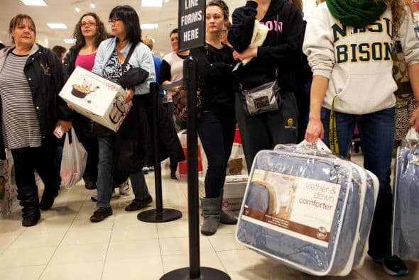 En Los Ángeles una mujer utilizó gas pimienta para dispersar a otros consumidores que esperaban en una larga fila desde más temprano cuando se abrieron las puertas de la tienda Wal-Mart, y así poder ingresar antes.