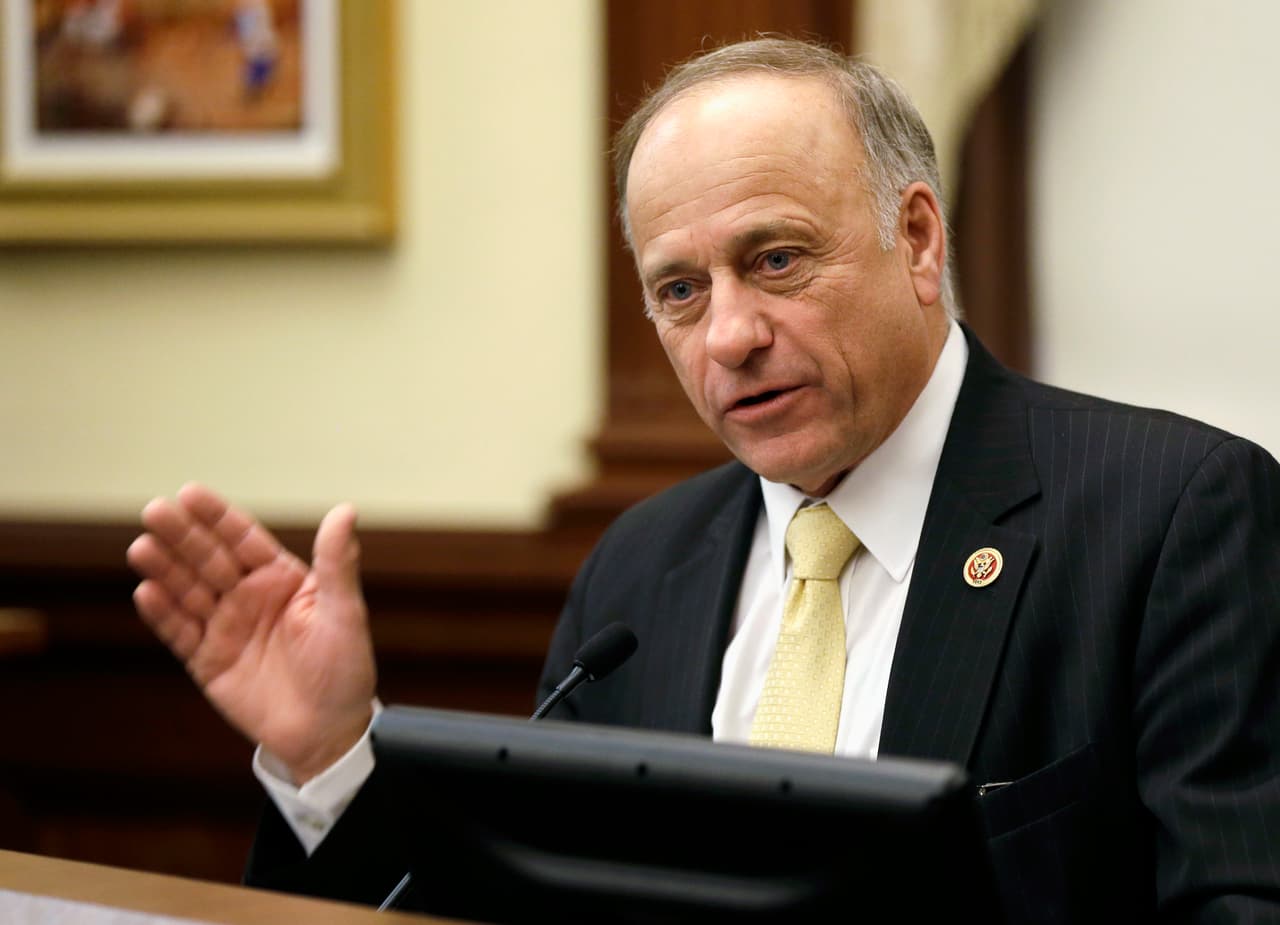 El polémico comentario de Steve King: los negros e hispanos "se pelearán entre ellos" antes de que puedan superar a los blancos