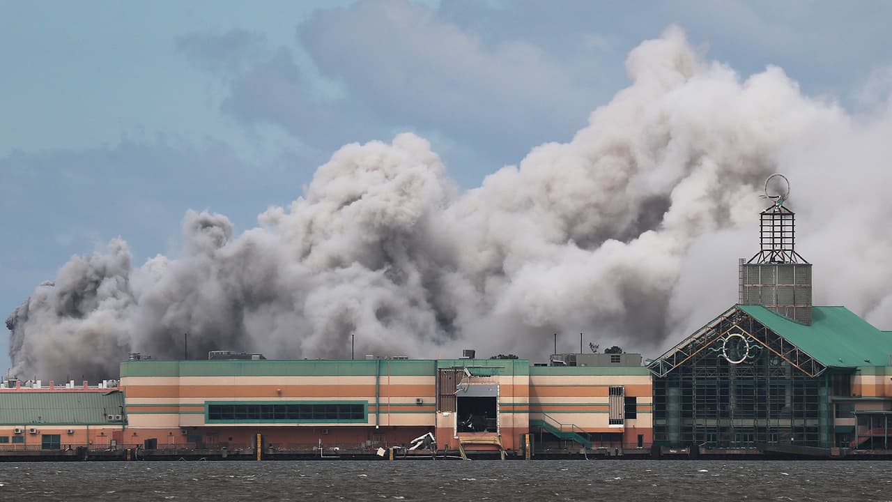 Incendio en planta de productos químicos en Lake Charles, Luisiana tras paso del huracán Laura