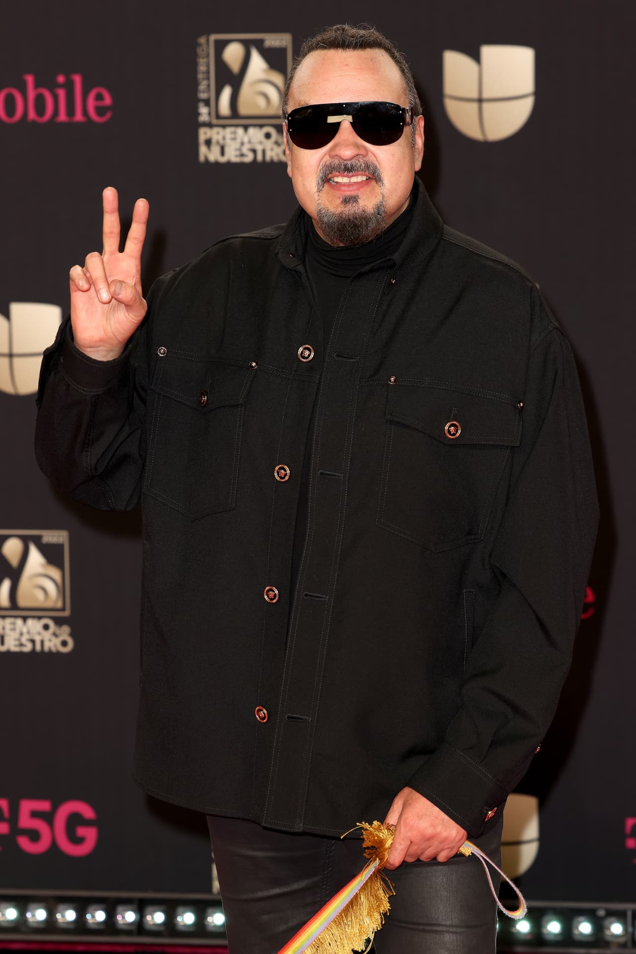 El can era sujetado con una brillante correa amarilla con flequillos. De hecho, celebridades como
<b>Paulina Rubio</b> y
<b>Eduin Caz</b> conocieron al perrito.