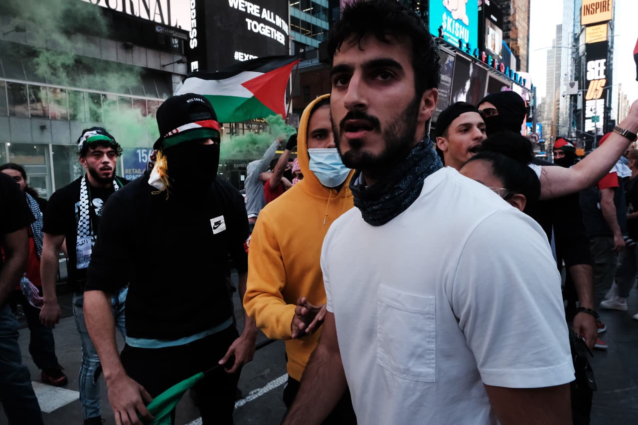 Las detenciones incluyen cargos de obstrucción a la administración pública, resistencia a la autoridad, reunión ilegal, alteración del orden público y posesión criminal de un arma.