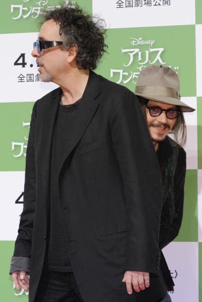 No es que Tim Burton sea muy fotogénico en las alfombras rojas, pero cuando Johnny Depp se pasa de chistoso, esto es lo que ocurre en una foto "fuera de pose". Más videos de Chismes aquí.