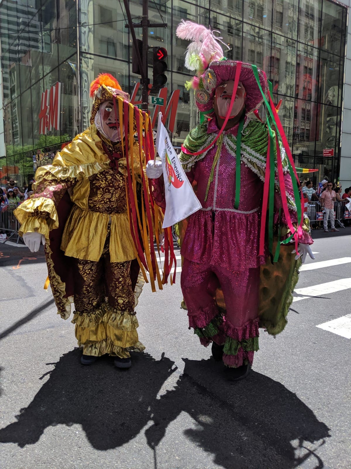 Wepa. Los trajes típicos y coloridos disfraces se puede ver a lo largo del desfile que transita por la 5ta avenida en Manhattan.