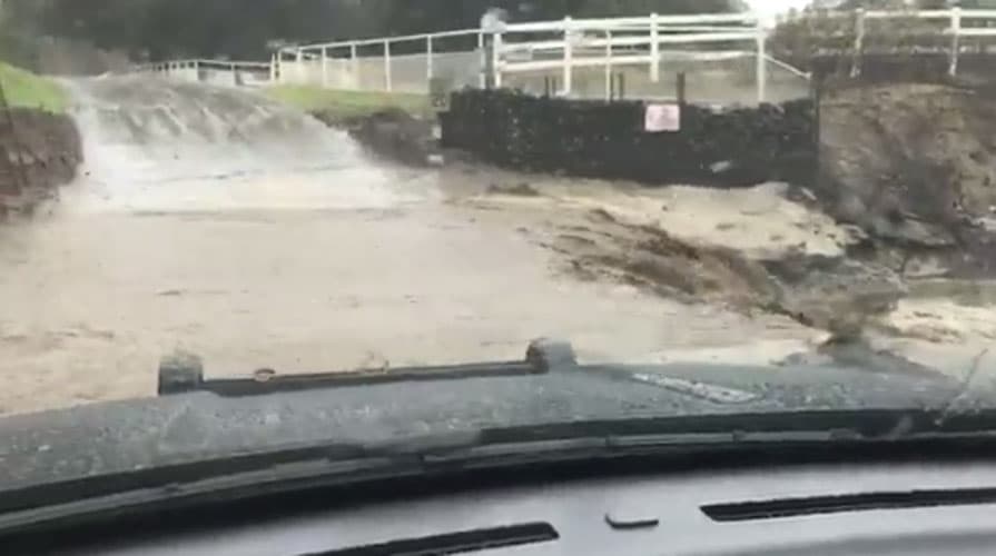 Al menos tres condados, incluyendo el condado de Los Ángeles, Orange y Santa Barbara, ordenaron evacuaciones en las vecindades susceptibles a los deslaves. Agentes del sheriff de Santa Clarita Valley clausuraron carreteras debido a las inundaciones.