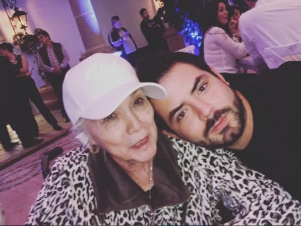 La señora Guadalupe Moreno Herrera, madre de la actriz, estuvo muy apapachada por su nieto José Eduardo Derbez.