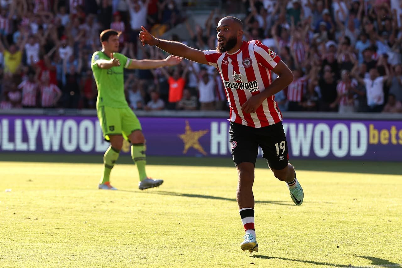 Brentford goleó 4-0 al Manchester United en la Jornada 2 con goles de Josh Dasilva, Mathias Jensen, Ben Mee y Bryan Mbeumo; su primera victoria sobre los Red Devils desde 1938.