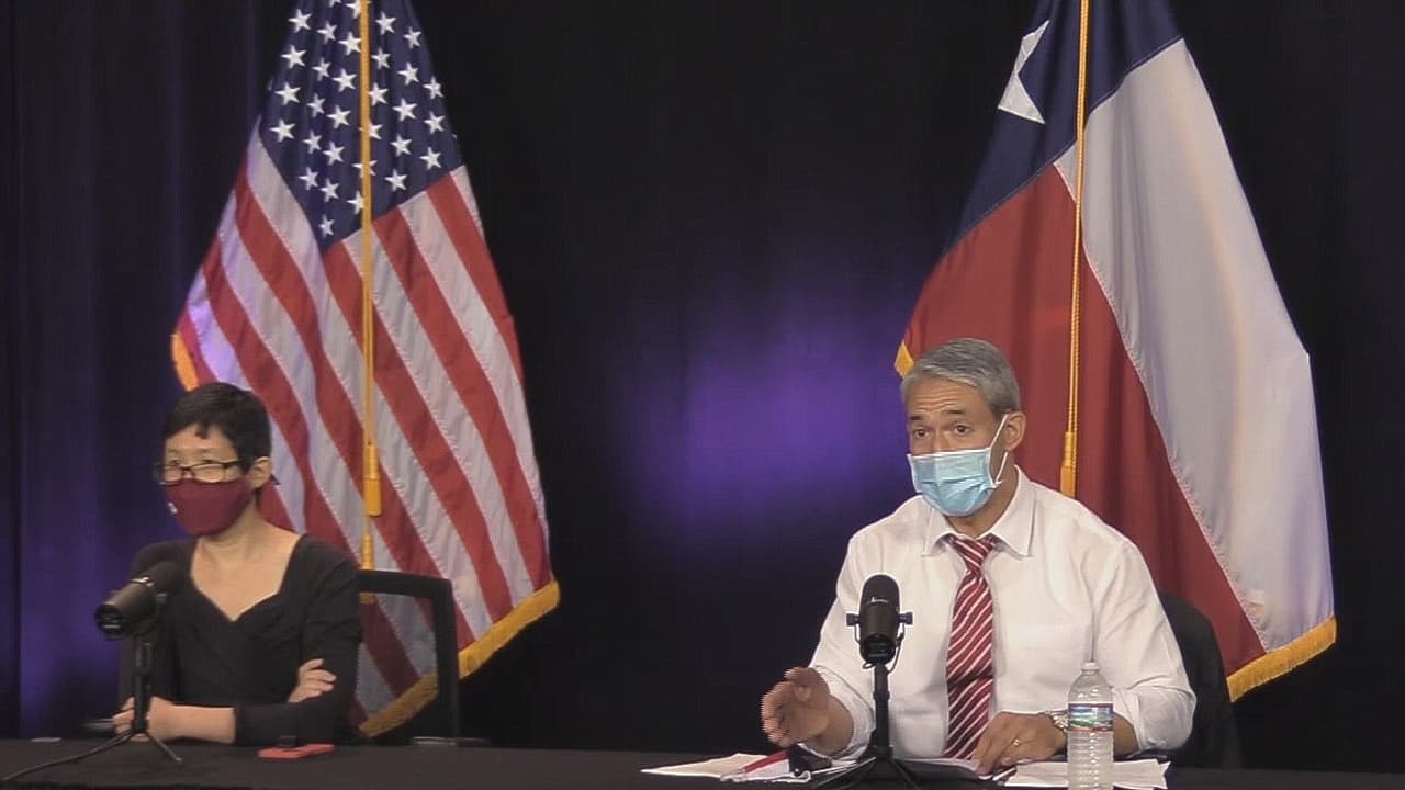 Los casos de coronavirus en San Antonio continúan en aumento. Un matemático de la Universidad de Texas indicó que las hospitalizaciones y la capacidad de atender enfermos va a depender de qué tan estrictos sean con el uso del cubrebocas en las escuelas.