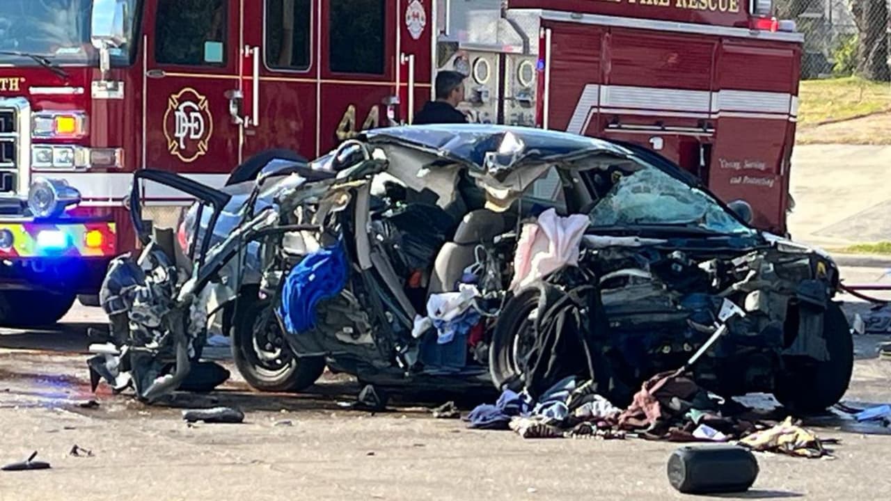 Sin embargo,
<b>la jornada se tornó aún más crítica a las 11:40 a.m.</b>, cuando
<b>un vehículo no relacionado con el incidente se impactó por detrás al camión de bomberos </b>que se encontraba en la escena.
<b>El conductor de este vehículo sufrió lesiones graves </b>y fue llevado de inmediato a un hospital local para recibir atención médica.