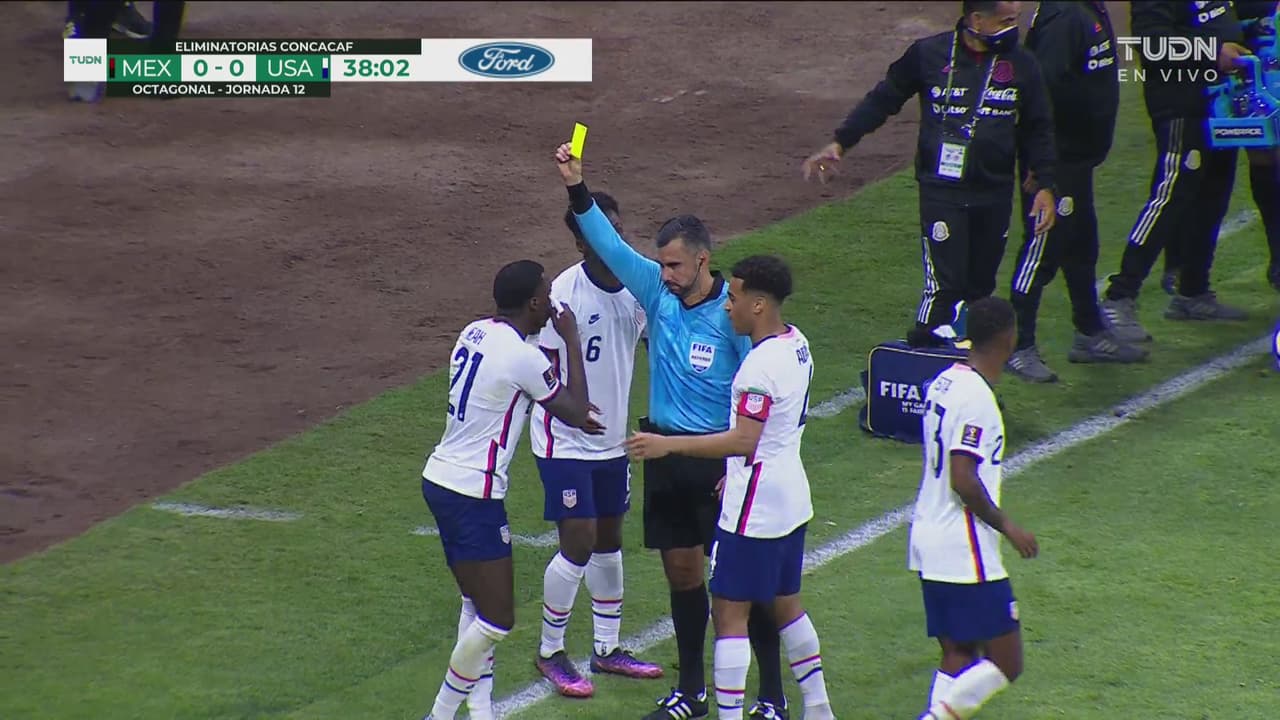 ¡Empiezan los empujones! Fuerte entrada de Weah sobre Raúl Jiménez