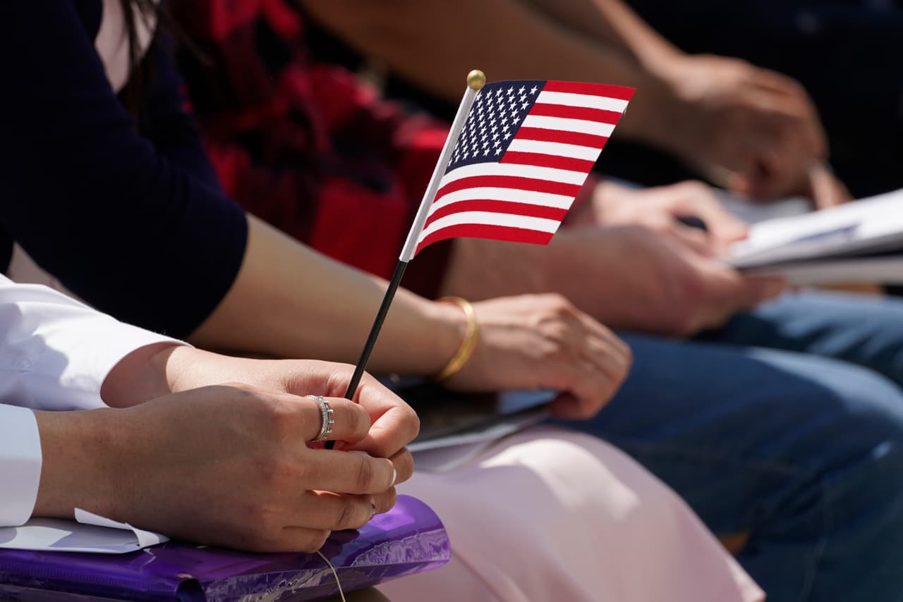 Más de 9 millones de residentes califican para pedir la ciudadanía de EEUU, pero el trámite demora más de un año