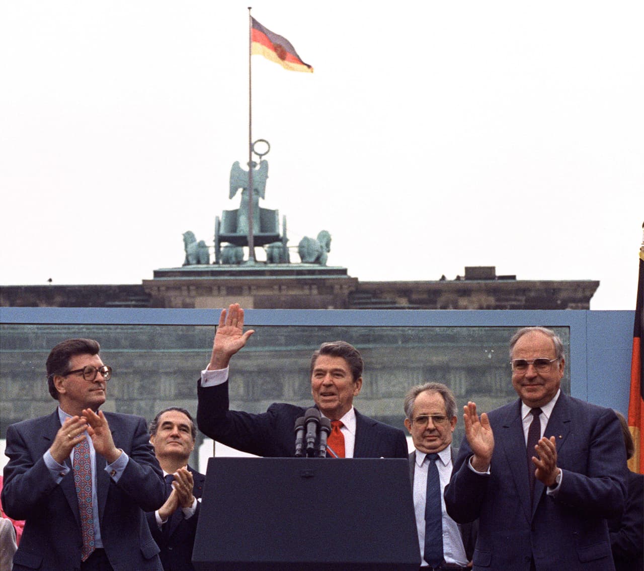 La reunión frente a la Puerta de Brandemburgo en Berlín, fue planificada para conmemorar el 750 aniversario de la fundación de la ciudad. Allí Ronald Reagan dejó claro su punto de vista. Las políticas económicas de Mijaíl Gorbachov llevarían a la disolución de la Unión Soviética y la reunificación de Alemania, lo que finalmente permitió que el muro fuese derribado en noviembre de 1989.