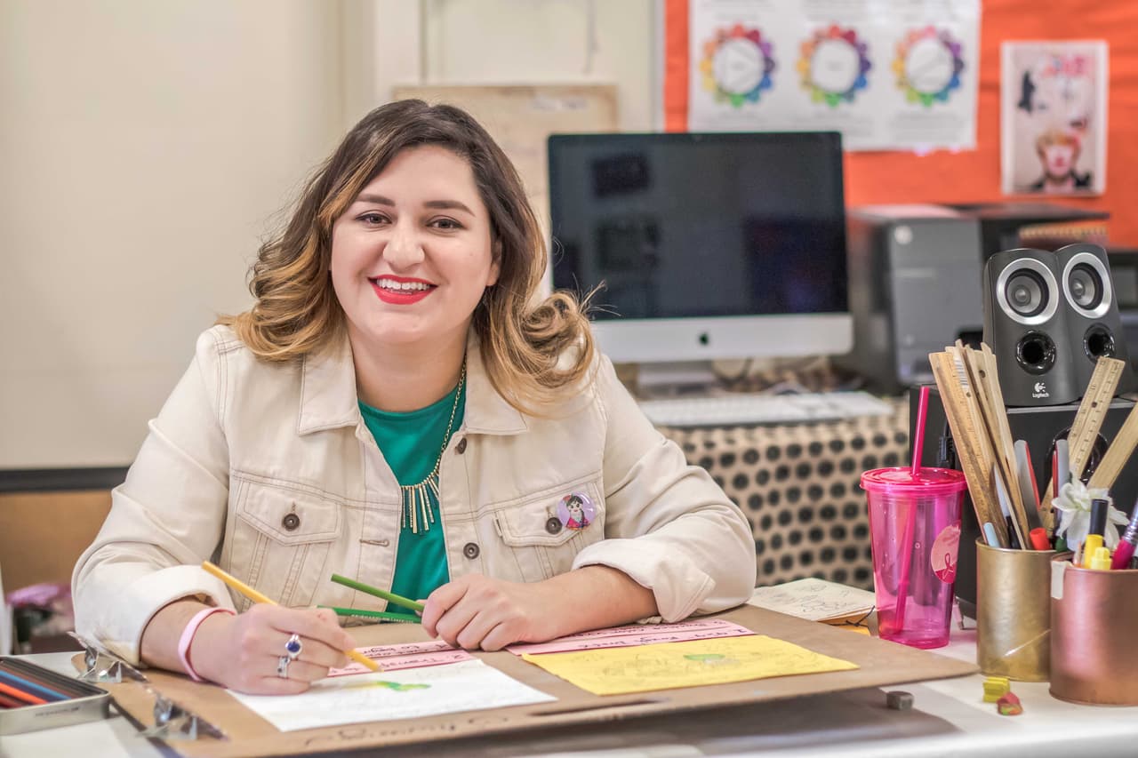 Hable con la maestra: dígale a sus hijos que también usted se le acercó al profesor, para que ellos se sientan más seguros y en confianza con su nuevo tutor.