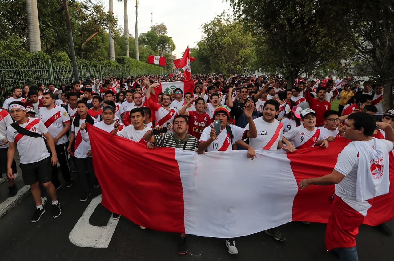 Literalmente todo (o al menos una gran mayoría) del país se puso la camiseta por la selección peruana en las calles.
