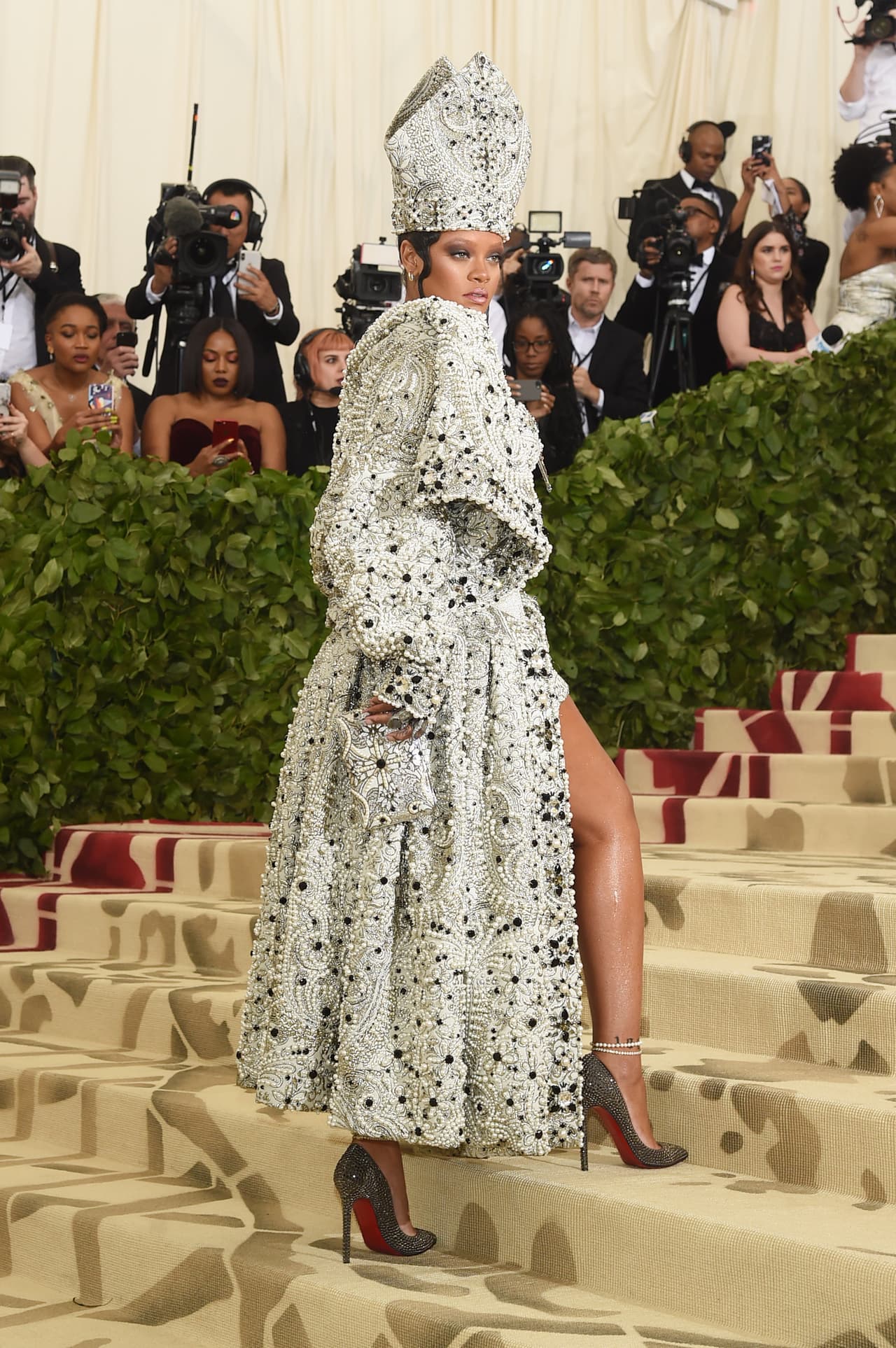 Rihanna fue una de las primeras en llegar. Y, aunque dejó boquiabiertos a los adeptos de la moda, fue criticada por sectores religiosos que iniciaron un debate en las redes sociales utilizando la etiqueta #MyReligionIsNotYourCostume (mi religión no es tu disfraz).