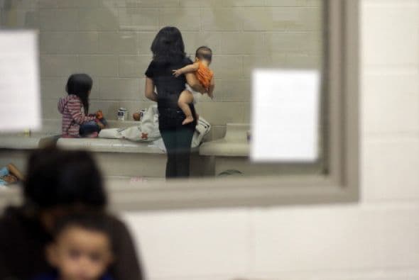 Es común también que lleguen mujeres con sus hijos pequeños.